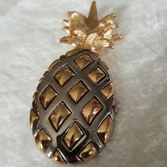 Jewelry - Vintage 1990's Liz Claiborne stamped pineapple pin
